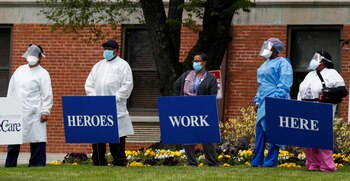 Trabajadores médicos en una manifestación afuera de un geriátrico en Baltimore, Maryland (Reuters)