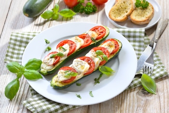 Calabacines rellenos con tomate fresco,