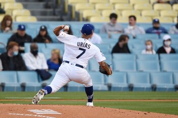 Julio Urías se estrenó como bateador en Los Ángeles Dodgers con un espectacular golpeo que produjo sus primeras dos carreras con la novena californiana en el partido frente a los San Francisco Giants (Foto: Kelvin Kuo-USA TODAY Sports)