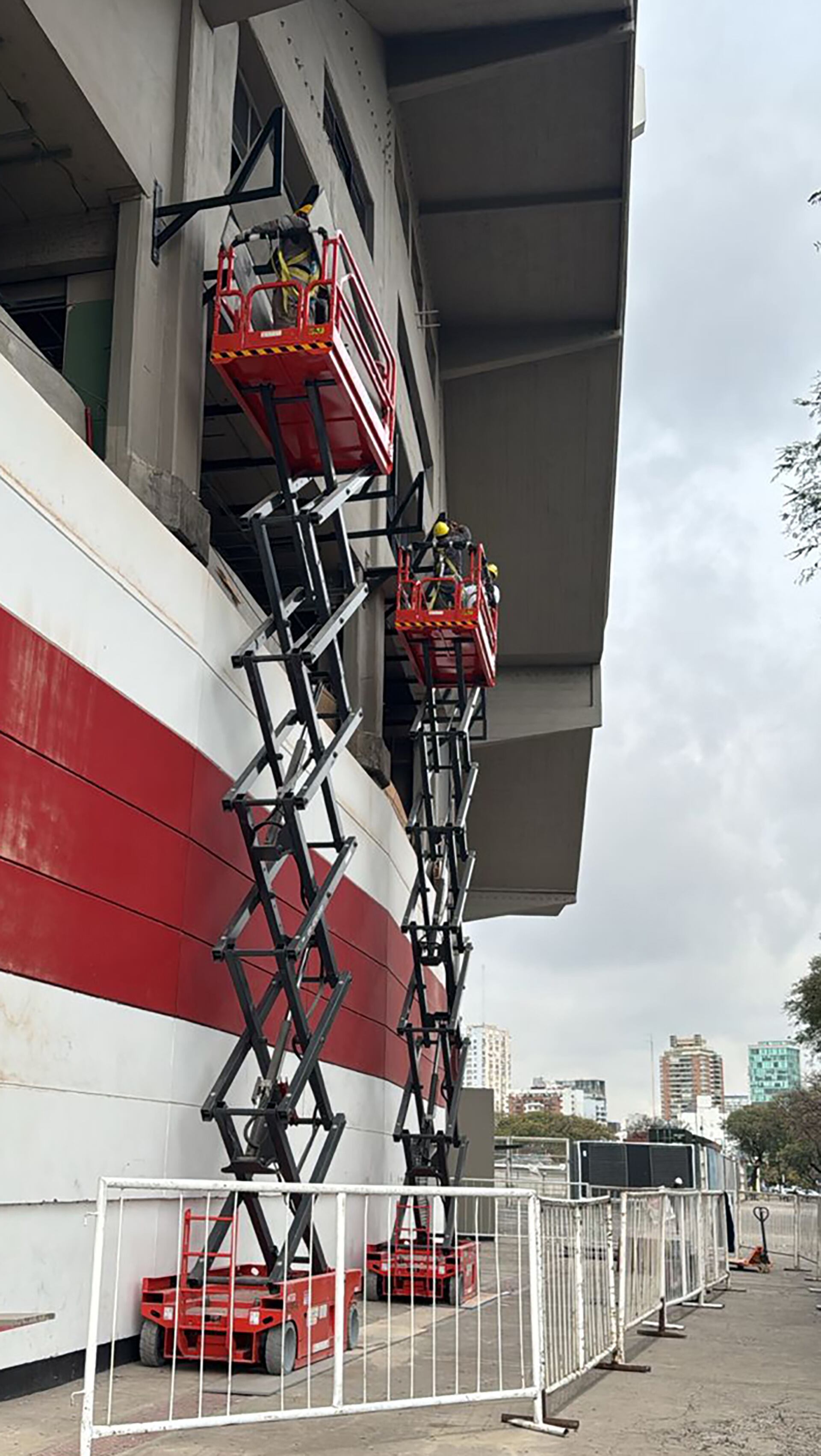 Esta semana comenzaron los trabajos de la reforma de la fachada de la tribuna Belgrano del estadio Monumental