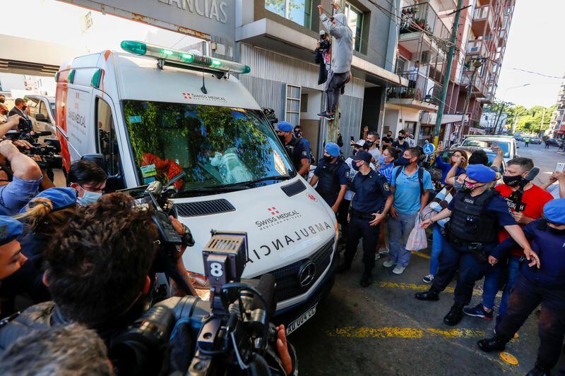 Una ambulancia traslada a Maradona de la Clínica Olivos, donde fue operado (Foto: REUTERS/Agustín Marcarián)