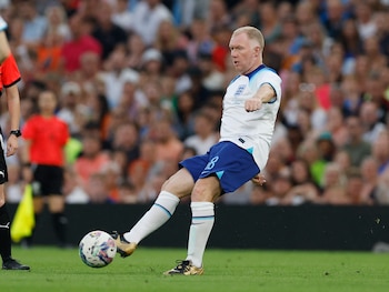 Scholes, de 51 años, en un partido de leyendas (Reuters/Jason Cairnduff)