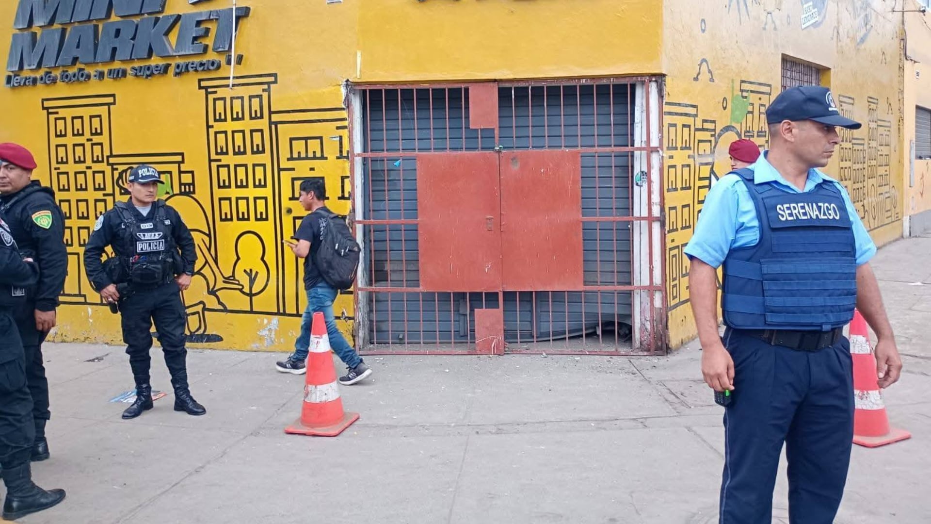 Efectivos policiales y de serenazgo custodian un minimarket en Trujillo tras la detonación de un artefacto explosivo, un presunto ataque extorsivo cerca de instituciones educativas. (Foto: Facebook / Trujillo Hoy )