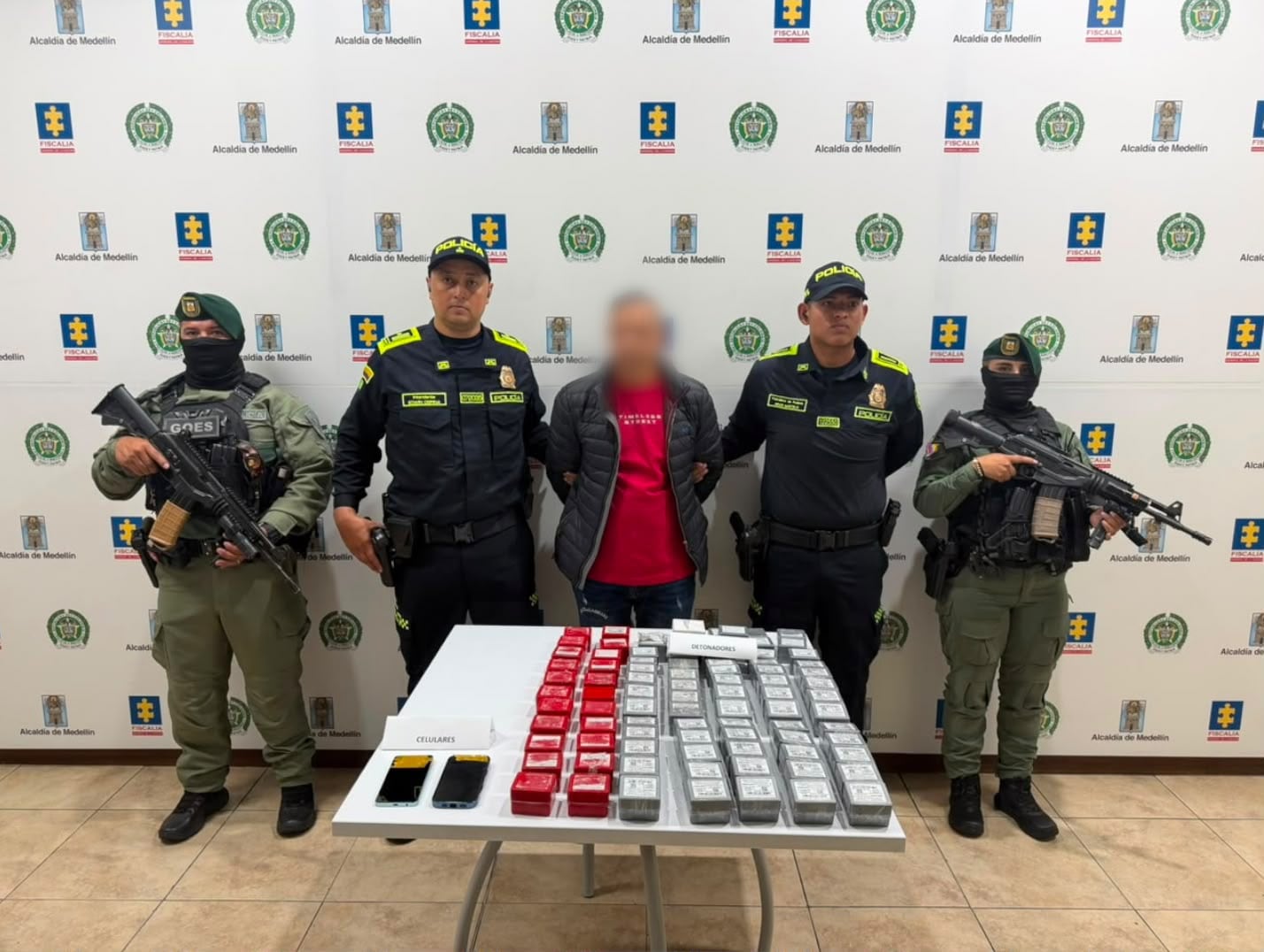 Seis personas fueron capturadas en allanamientos en Antioquia y Cundinamarca, donde la Dijín y la Fiscalía incautaron 17.000 detonadores, químicos y armas - crédito Policía Nacional