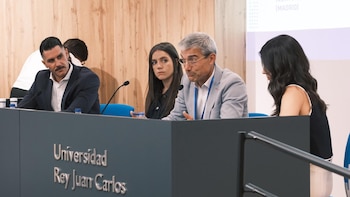 José Luis Lesma (presidente del Comité de Árbitros de la Real
Federación de Fútbol de Madrid), Alicia Espinosa Ríos (árbitra de fútbol de la Liga F) y Miguel Ángel Ortiz Arias (árbitro de Primera División de LaLiga) (imagen cedida por ICAD)