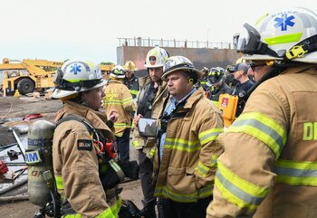 El episodio ocurrió el viernes por la tarde en el barrio de Mariners Harbor y dejó además a un civil herido. Foto: Associated Press