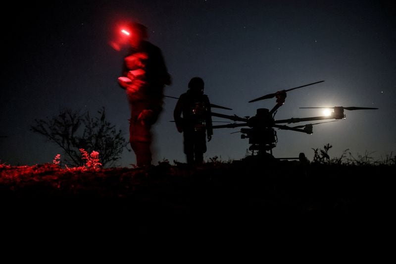 FOTO DE ARCHIVO: Militares ucranianos permanecen cerca de un dron de combate pesado Kazhan antes de hacerlo volar sobre las posiciones de las tropas rusas, en medio del ataque de Rusia a Ucrania, cerca de la ciudad de primera línea de Chasiv Yar en la región de Donetsk, Ucrania. 15 de mayo de 2025. Oleg Petrasiuk/Servicio de Prensa de la 24ª Brigada Mecanizada Separada Rey Danilo de las Fuerzas Armadas de Ucrania/