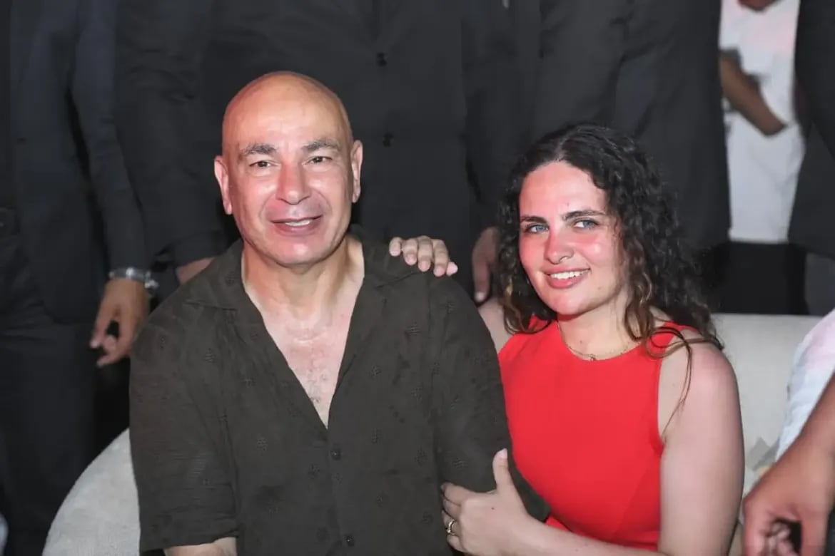 Según la prensa egipcia, la discusión comenzó como un cruce verbal entre Dina Mustafa, la segunda esposa del técnico, con Howaida Al-Gharabawi, madre de cuatro hijos de Hassan