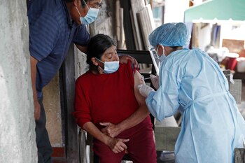 Fotografía de archivo de una mujer mientras es vacunada contra la covid-19 en Lima (Perú). EFE/ Paolo Aguilar