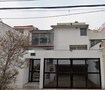 En este inmueble de la colonia Del Valle se realizó el procedimiento estético durante el cual murió Dulce María García Alvarado, de 35 años, el 11 de septiembre. (Crédito: Google Maps)