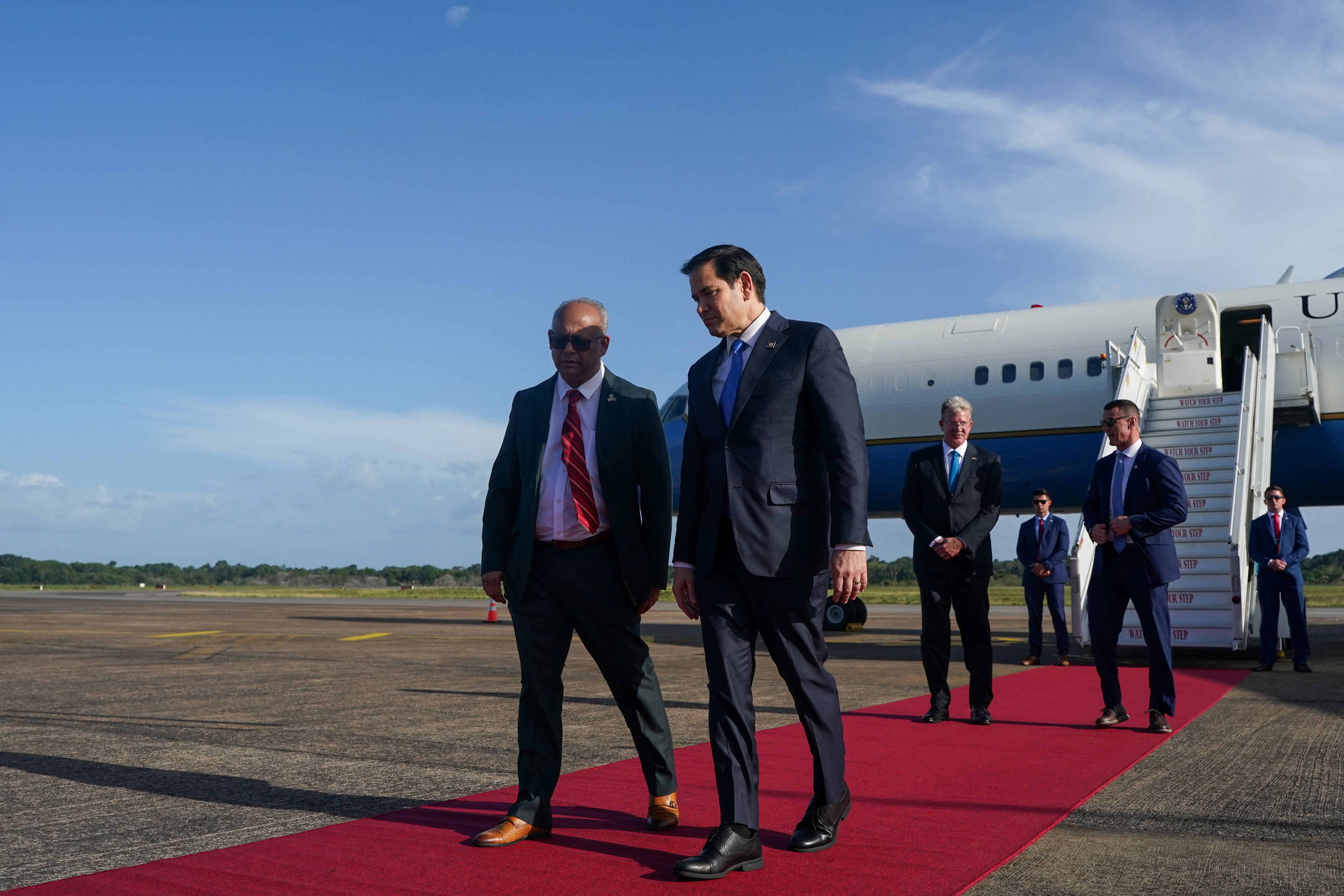 Marco Rubio y Albert Ramdin durante un encuentro oficial en Surinam