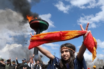 Manifestantes celebran el Nowruz en