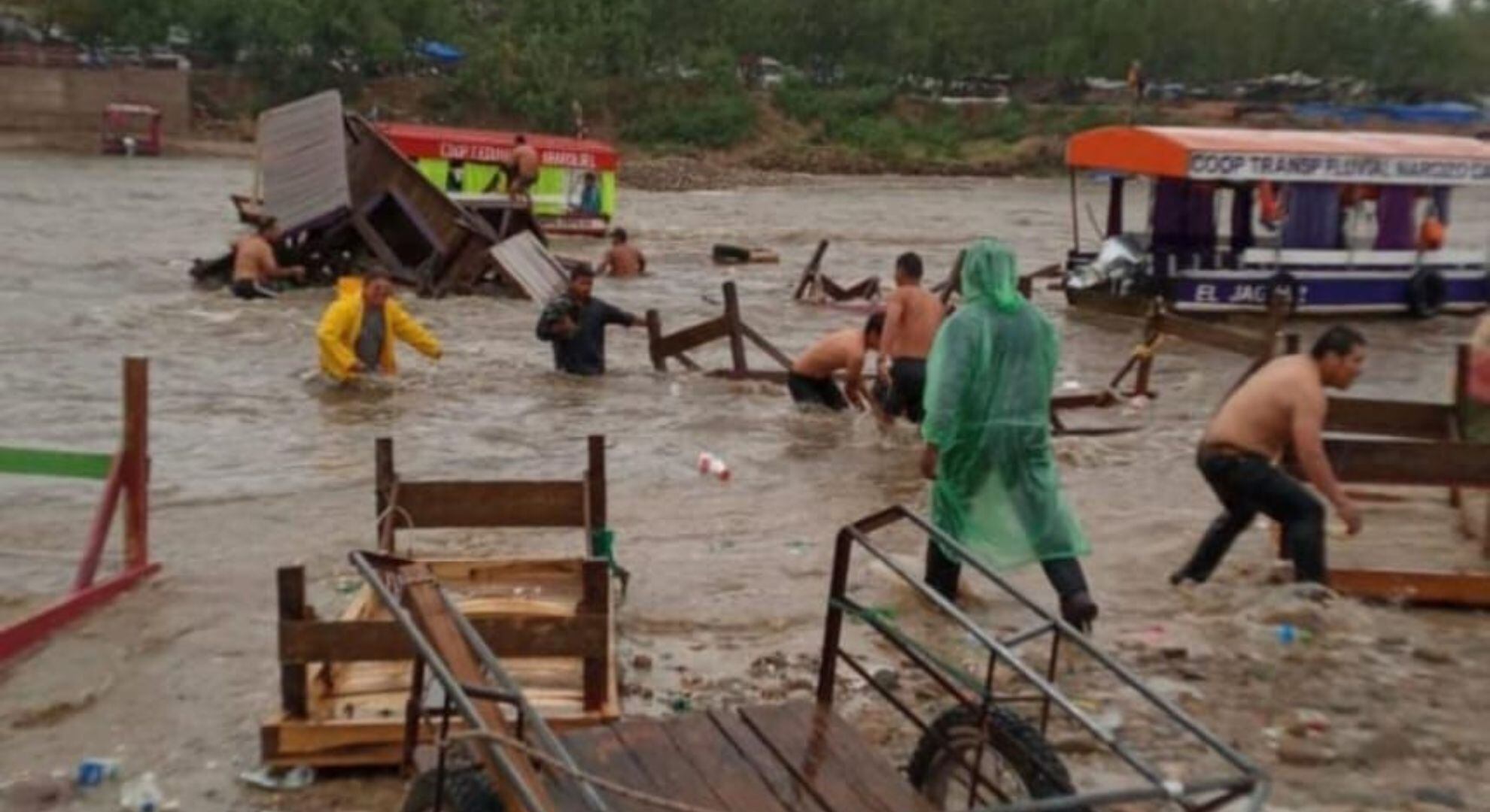 Pese a la crecida, hubo personas que intentaron cruzar el río de todas formas