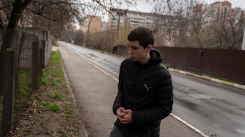 Yura Nechyporenko, de pie en