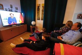 Una familia en Berlín observa