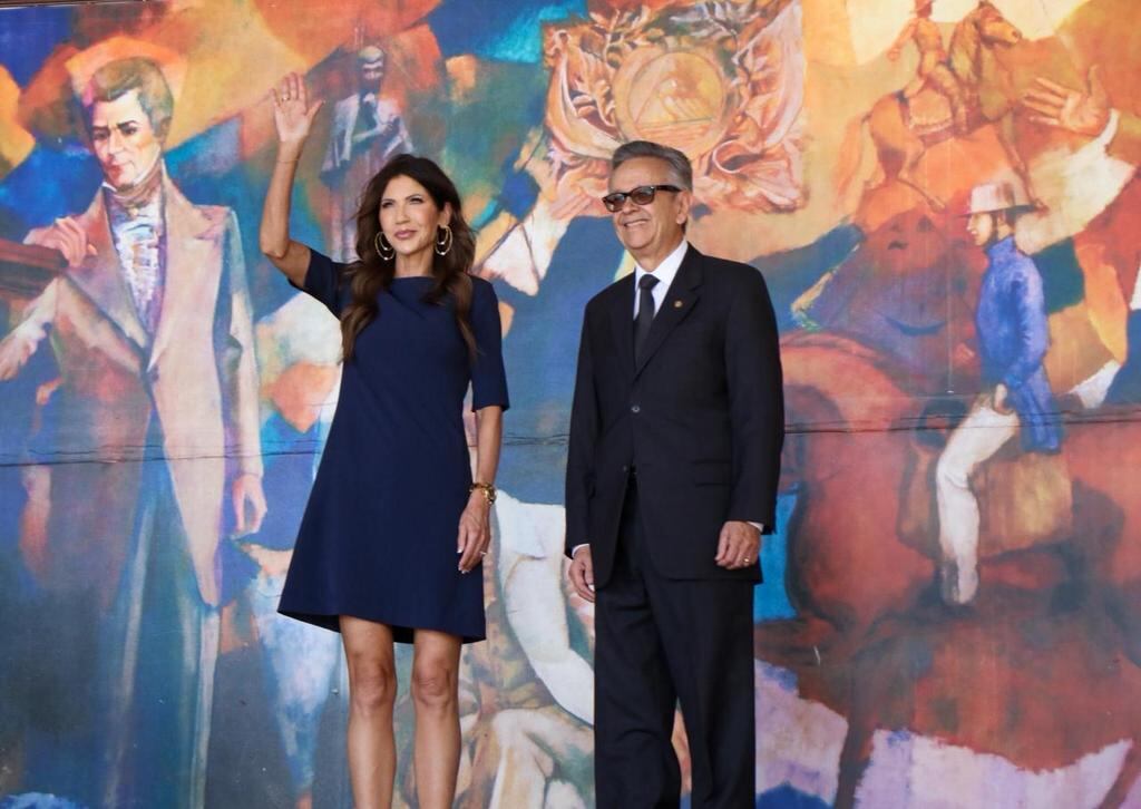 La enviada especial Kristi Noem inicia en Honduras una agenda enfocada en fortalecer la seguridad regional y el combate al narcotráfico junto a autoridades locales. (Foto cortesía Presidencia de Honduras)