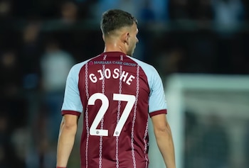 Vista trasera de Jonathan Gjoshe con la camiseta del Scunthorpe United F.C., dorsal 27 y nombre Gjoshe en la espalda