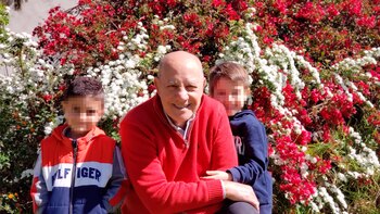 Con dos de sus nietos,