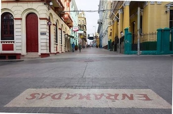 Un conductor terminó hospitalizado tras un asalto, mientras un enfrentamiento juvenil cerca de su barrio desató pánico entre residentes que denuncian tardanza de las autoridades en medio de la crisis.