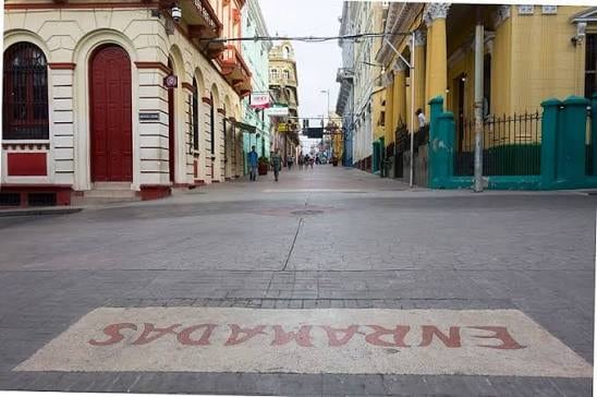 Un conductor terminó hospitalizado tras un asalto, mientras un enfrentamiento juvenil cerca de su barrio desató pánico entre residentes que denuncian tardanza de las autoridades en medio de la crisis.