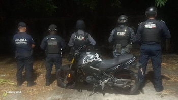 Motocicleta en la que viajaban los dos presuntos integrantes del Cártel de Sinaloa. Crédito: Ayuntamiento de Tapachula