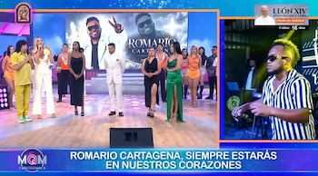 Presentadores en un estudio de televisión frente a una pantalla con el retrato de un hombre y un recuadro lateral con imágenes musicales