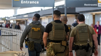El ICE compra guantes de descargas eléctricas alegando que ayudará a los agentes a evitar armas más letales