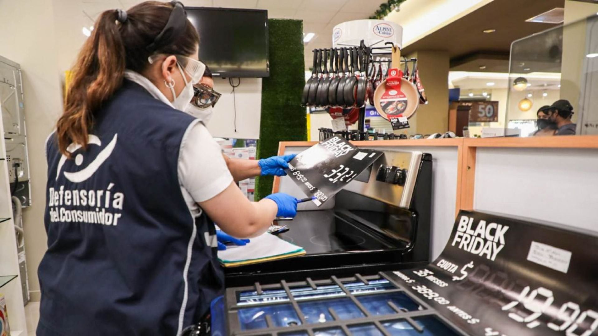 La entidad prevé sanciones de hasta 200 salarios mínimos por irregularidades en las promociones del Viernes Negro. (Presidencia de la República de El Salvador)