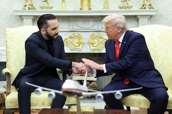 El presidente de Estados Unidos, Donald Trump, estrecha la mano del presidente de El Salvador, Nayib Bukele, en el Despacho Oval de la Casa Blanca en Washington, D.C., Estados Unidos, el 14 de abril de 2025. REUTERS/Kevin Lamarque