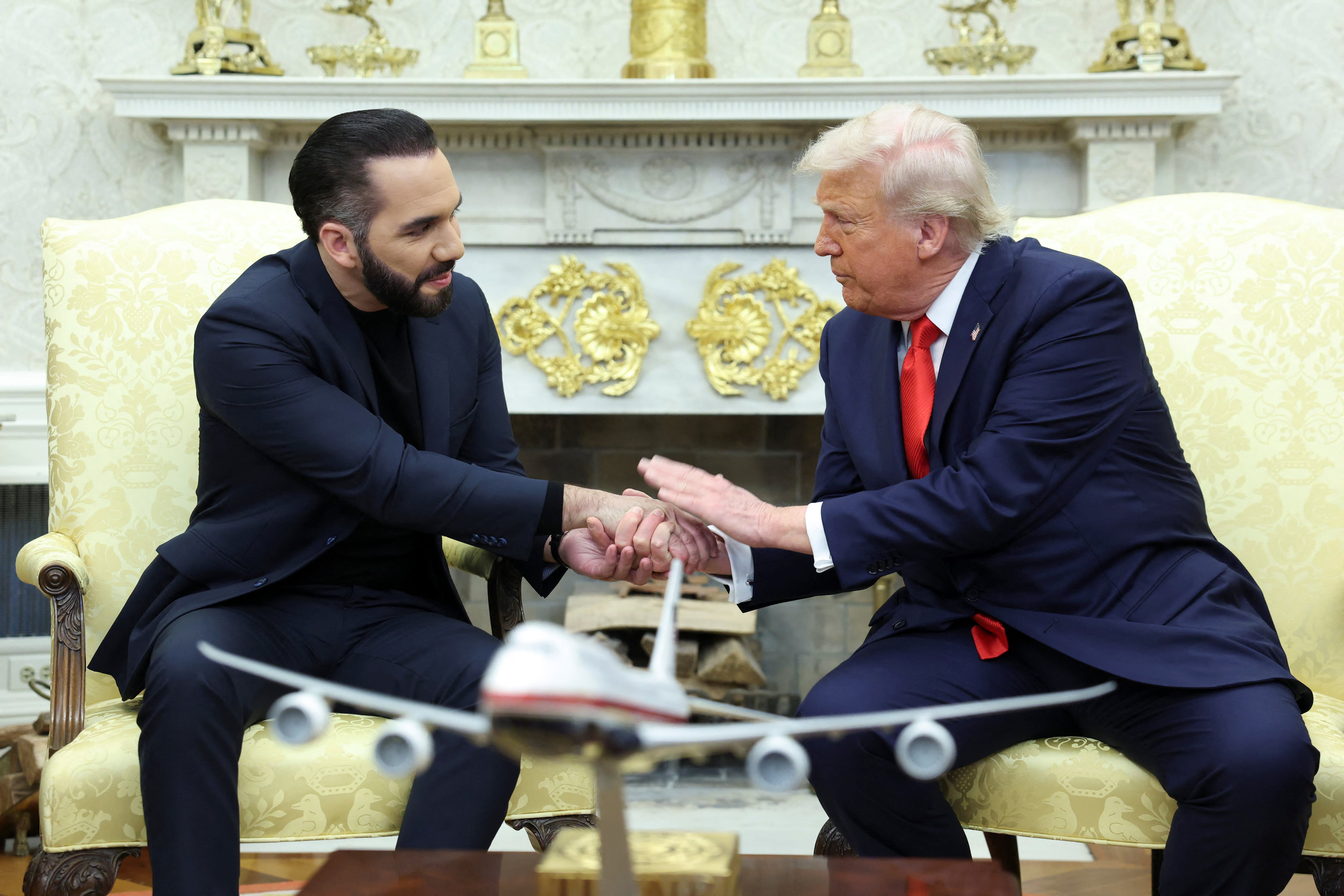 El presidente de Estados Unidos, Donald Trump, estrecha la mano del presidente de El Salvador, Nayib Bukele, en el Despacho Oval de la Casa Blanca en Washington, D.C., Estados Unidos, el 14 de abril de 2025. REUTERS/Kevin Lamarque