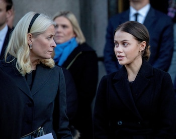 La reina Mette-Marit con Juliane Snekkestad (Grosby)