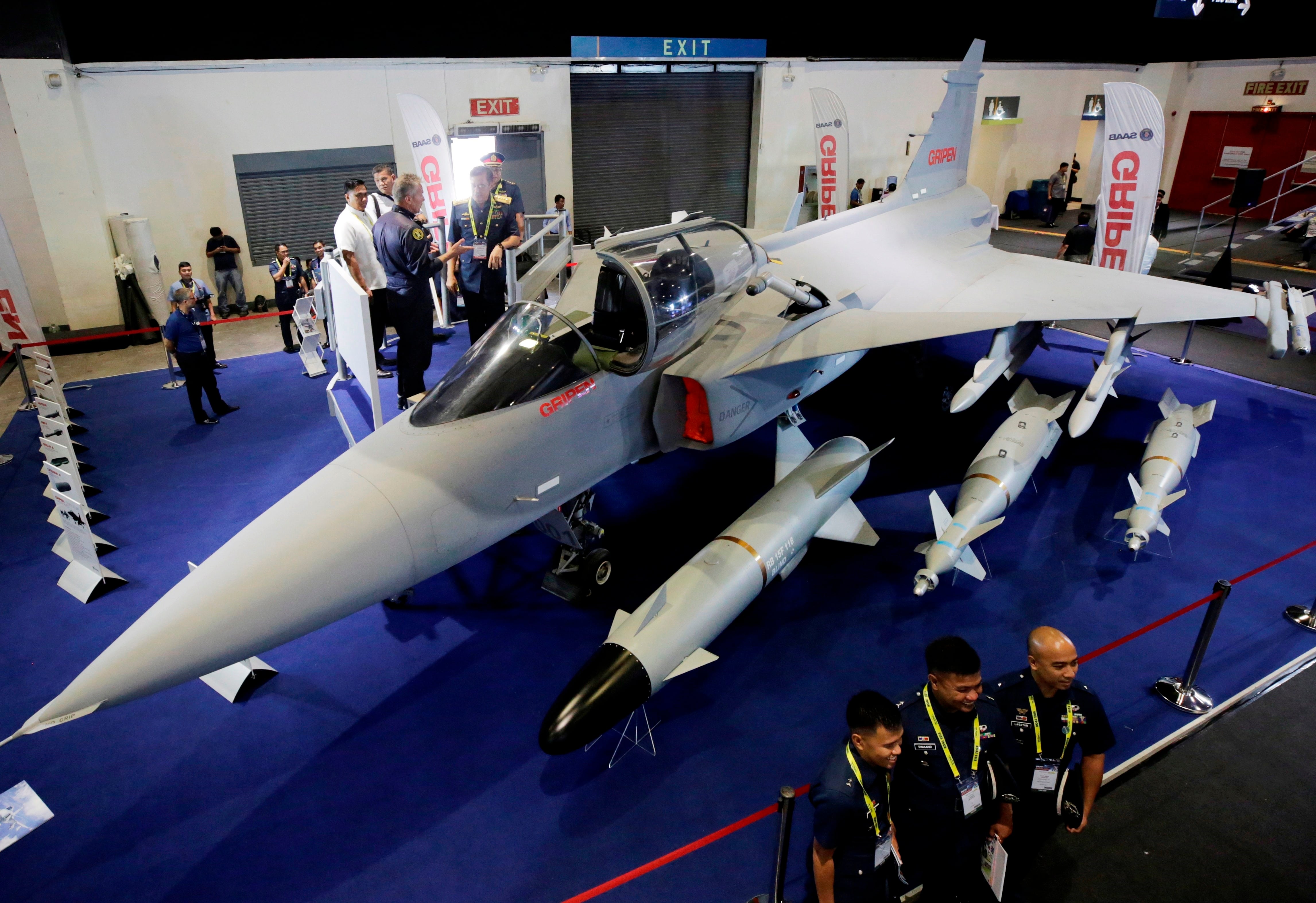 El modelo para Brasil (Gripen E), una nueva versión del cazabombardero Gripen de SAAB (en la imagen), fue desarrollado en conjunto por ingenieros de la empresa sueca y de Embraer. EFE/Francis Malasig/Archivo