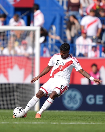 Miguel Araujo fue uno de los defensores de Perú en la gira por Norteamérica.