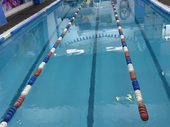 Intentar aprender a nadar al