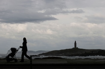 Una mujer camina por el paseo marítimo de A Coruña, a 7 de abril de 2026. (EFE/Cabalar)
