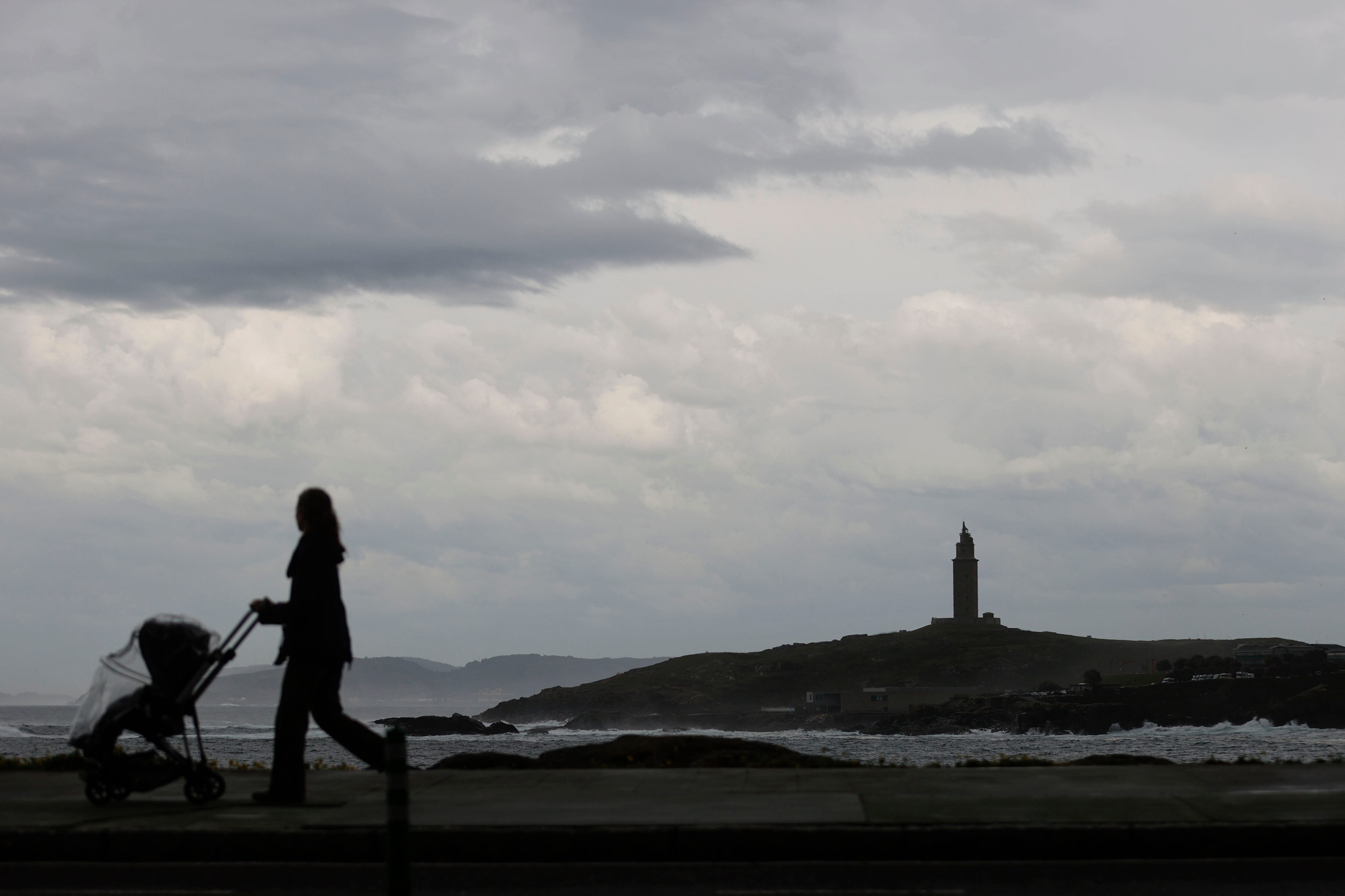 Una mujer camina por el paseo marítimo de A Coruña, a 7 de abril de 2026. (EFE/Cabalar)