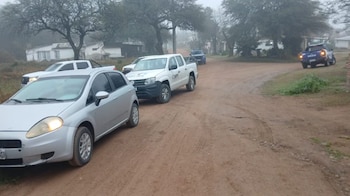 Agentes policiales realizaron operativos en Villa de María del Río Seco tras la denuncia de una familia por la desaparición de una menor (Fuente: ElDoce.tv)