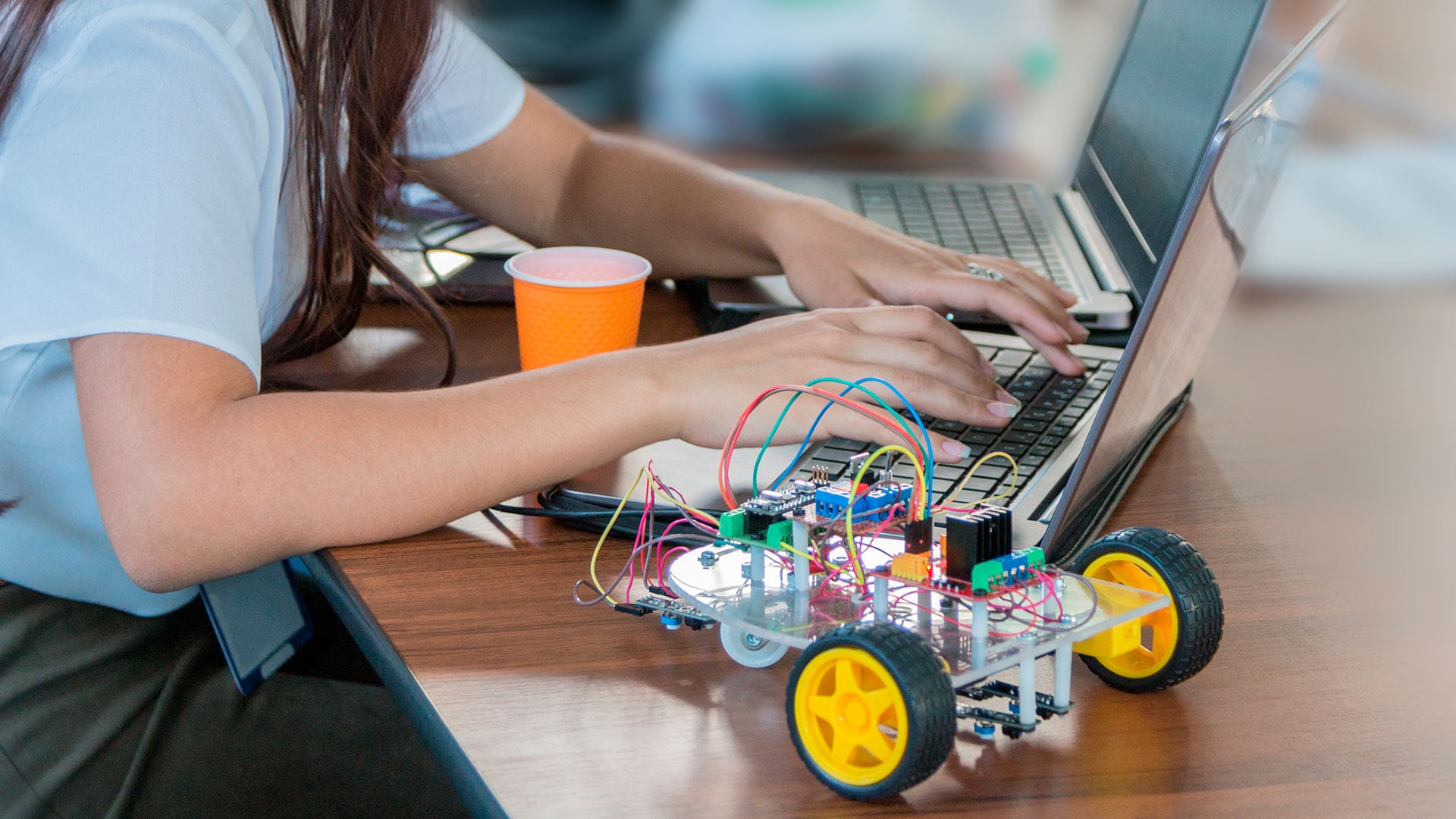 Educación y tecnología (imagen ilustrativa)