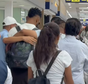 Muchos medios ya lo esperaban para ver si lograban sacarle una declaración. (captura de pantalla)