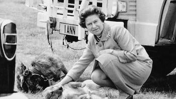 El lugar histórico donde están enterrados todos los perros de Isabel II: una residencia real para los más de treinta corgis que tuvo la reina de Inglaterra