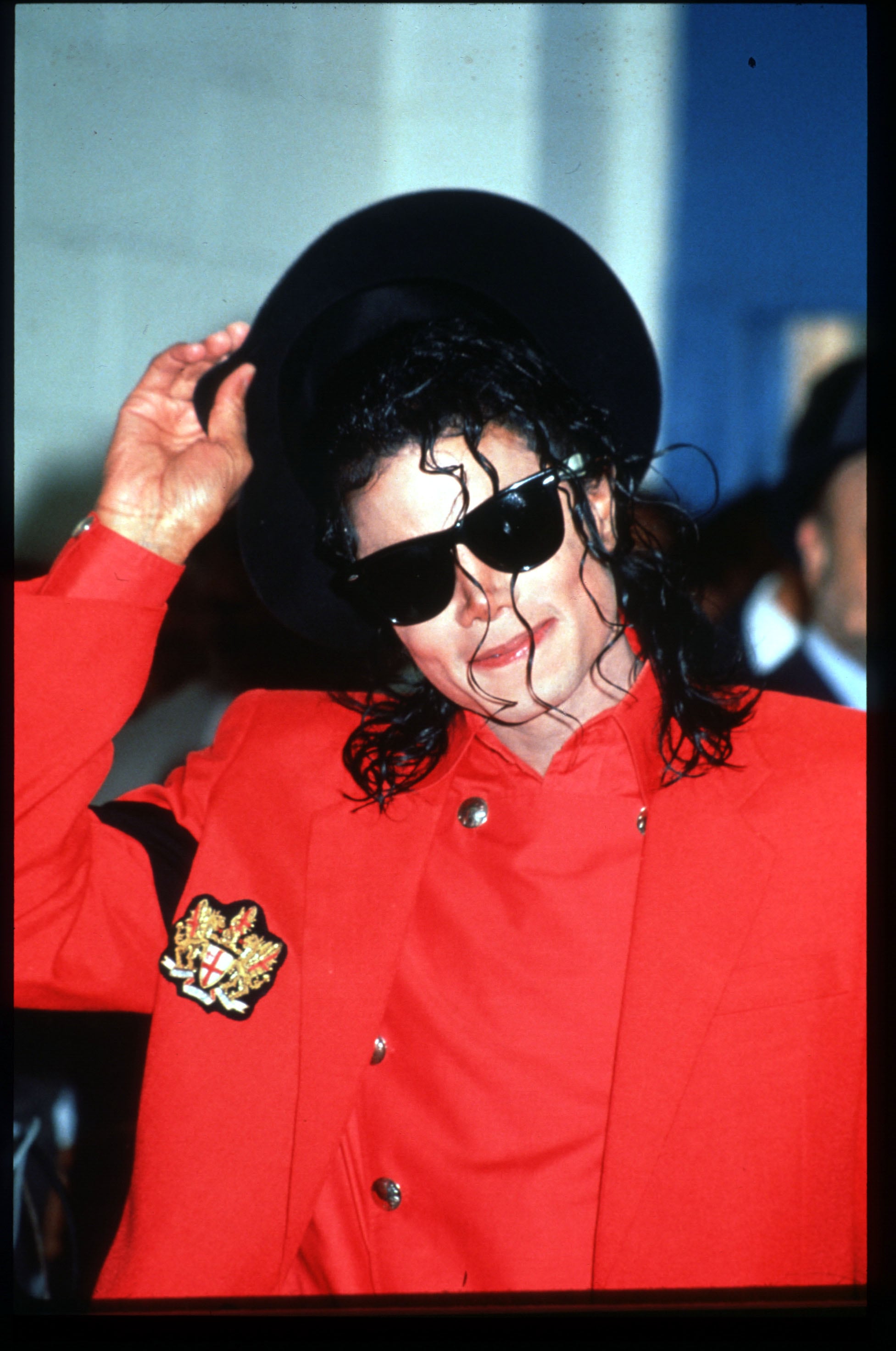 Los agentes de policía revisaron el cuerpo de Michael Jackson para verificar la declaración del menor. (Barry King/Liaison)