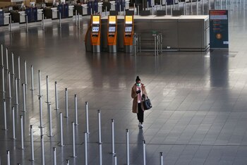Foto del jueves de una mujer caminando en el desierto aeropuerto de Fráncfort.
Abril 2, 2020
REUTERS/Kai Pfaffenbach