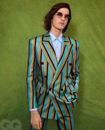 Traje brillante de rayas y