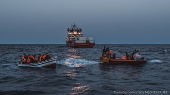 El barco Ocean Viking rescató
