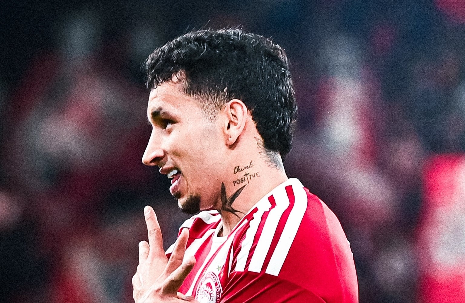 La celebración de Gustavo Puerta, después de su primer gol con Olympiacos de Grecia, partido en el que fue dirigido por el entrenador José Luis Mendilibar - crédito @gustavo_puerta_10/Instagram