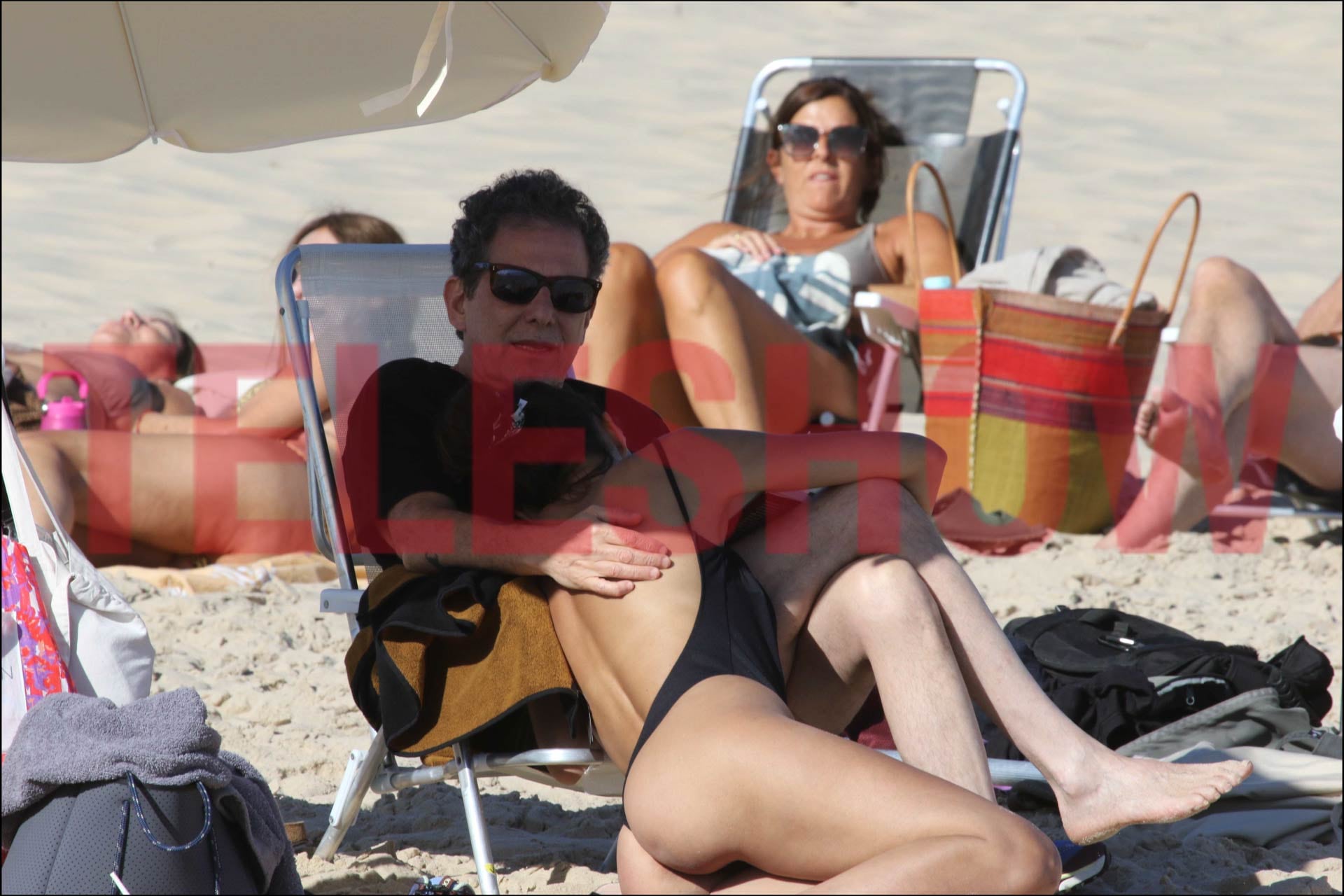 La pareja compartió charlas y gestos de cariño bajo la sombrilla, mientras Calamaro alternó entre la lectura y el descanso