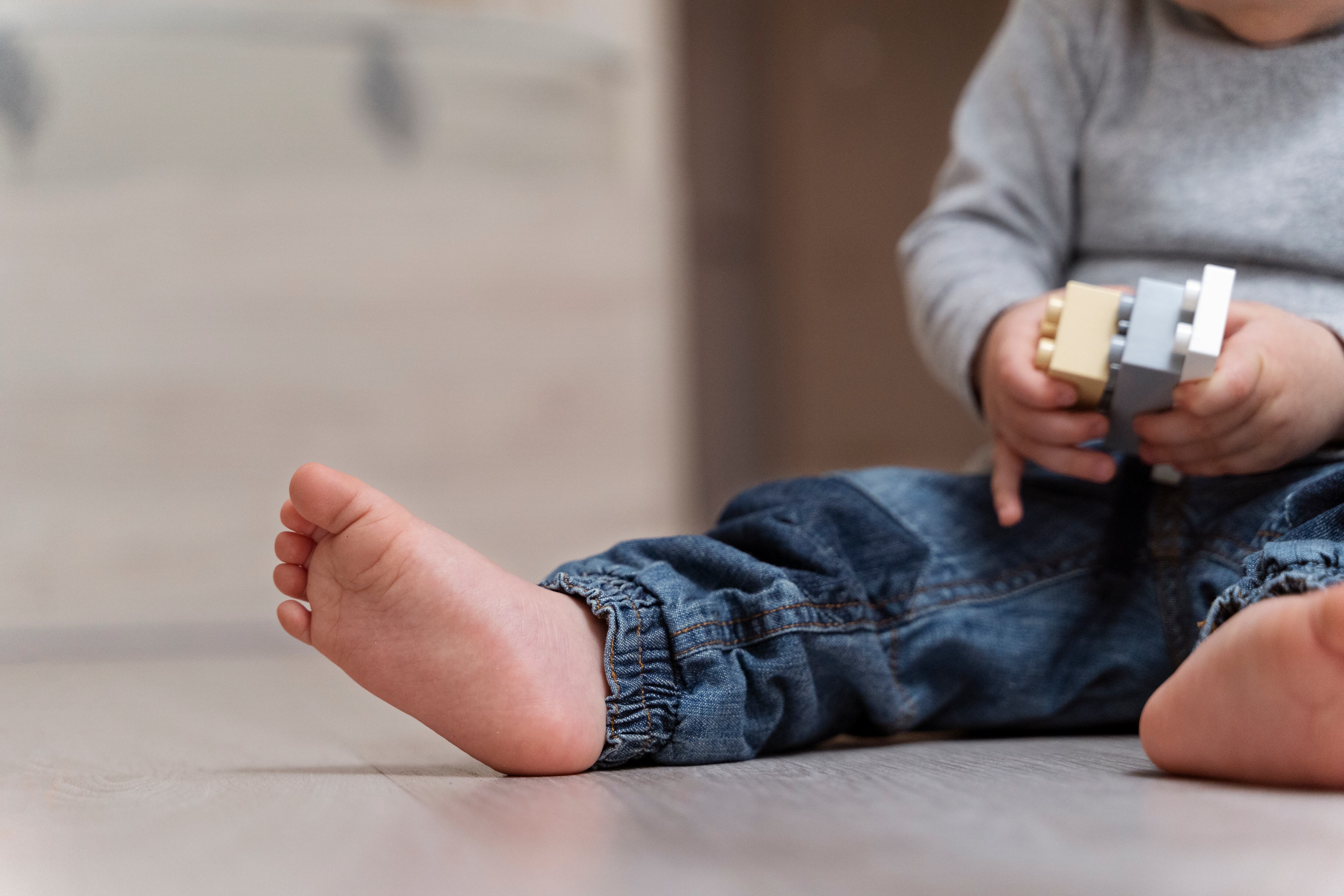 La piel de los niños pequeños es más blanda, por lo que es más fácil que las uñas se encarnen (Freepik)
