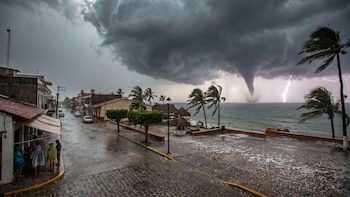 Onda tropical 1 llega con lluvias muy fuertes, tormentas, caída de granizo y hasta tornados: estos son los estados afectados