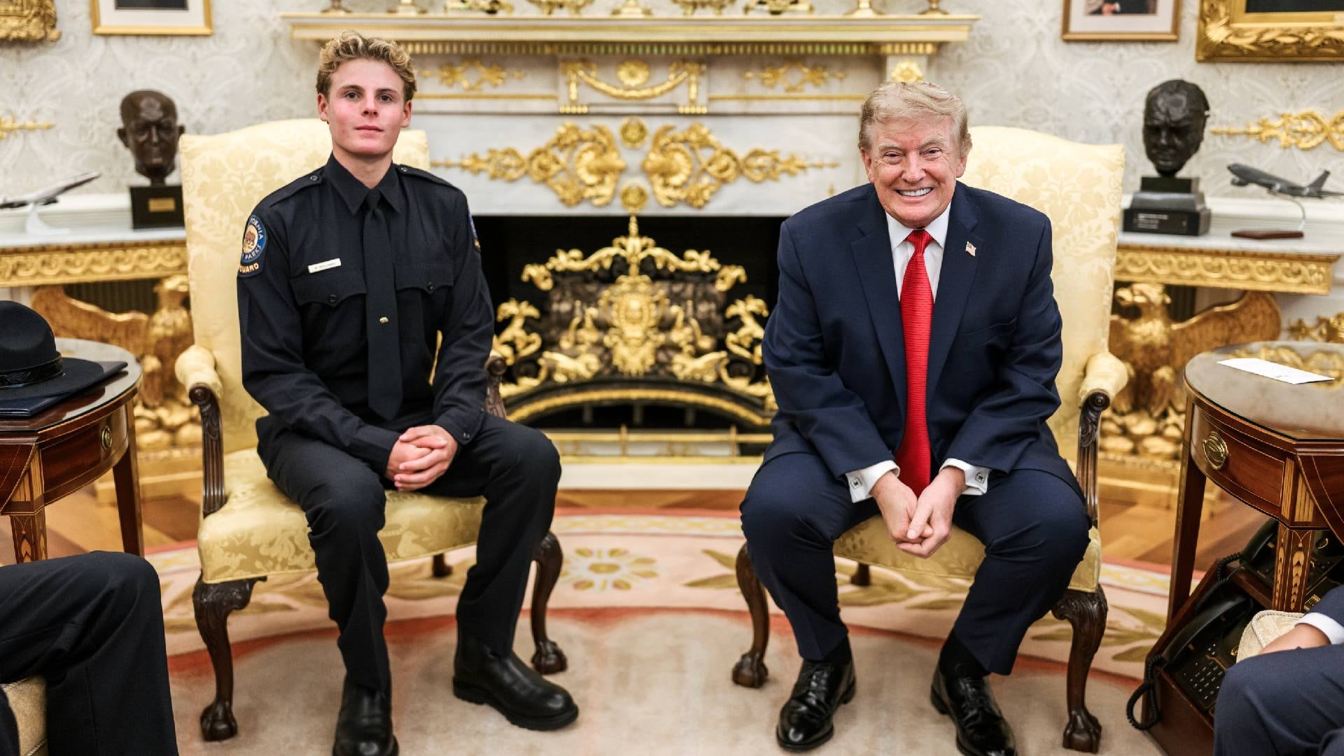 Donald Trump reconoce al joven guardavidas que salvó a un niño en California