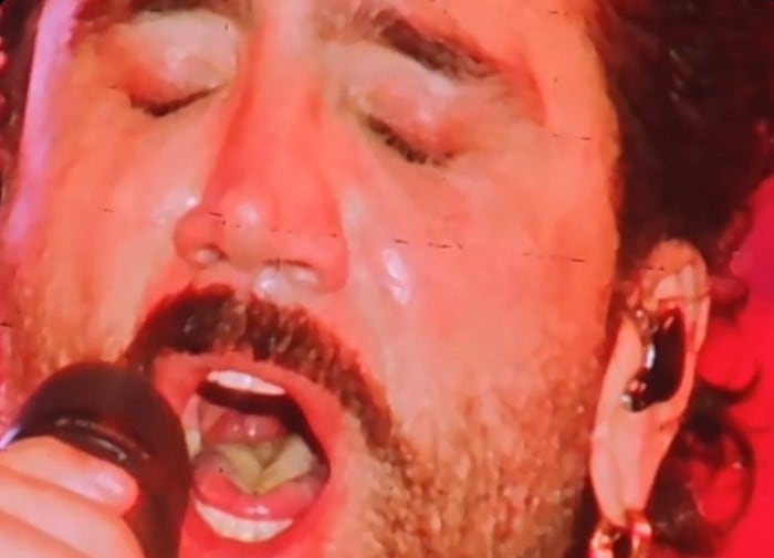 Un video de Alejandro Fernández muestra su lengua verde durante un concierto de la gira De rey a rey